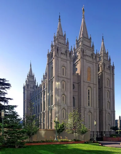 Bolsos, vestidos, sobres para ceremonial y zapatillas para el Templo.